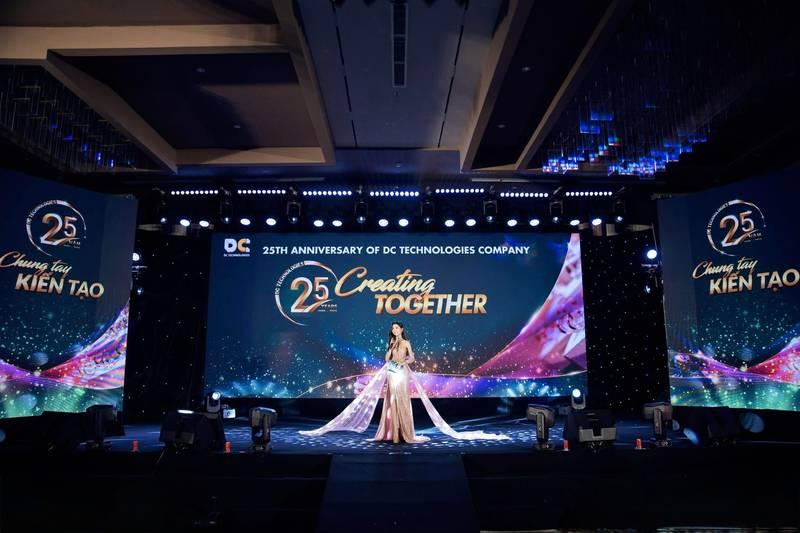 Thuê MC sự kiện chuyên nghiệp đang dẫn chương trình lễ kỷ niệm 25 năm công ty với sân khấu hiện đại - Báo giá mới nhất 2026.