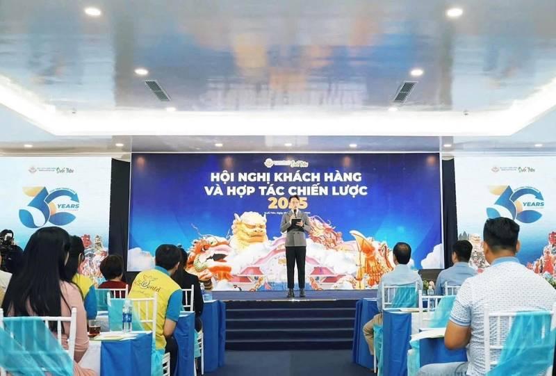 Người dẫn chương trình đang thuyết trình tại hội nghị khách hàng, phù hợp cho thuê MC sự kiện chuyên nghiệp - báo giá mới nhất 2026.