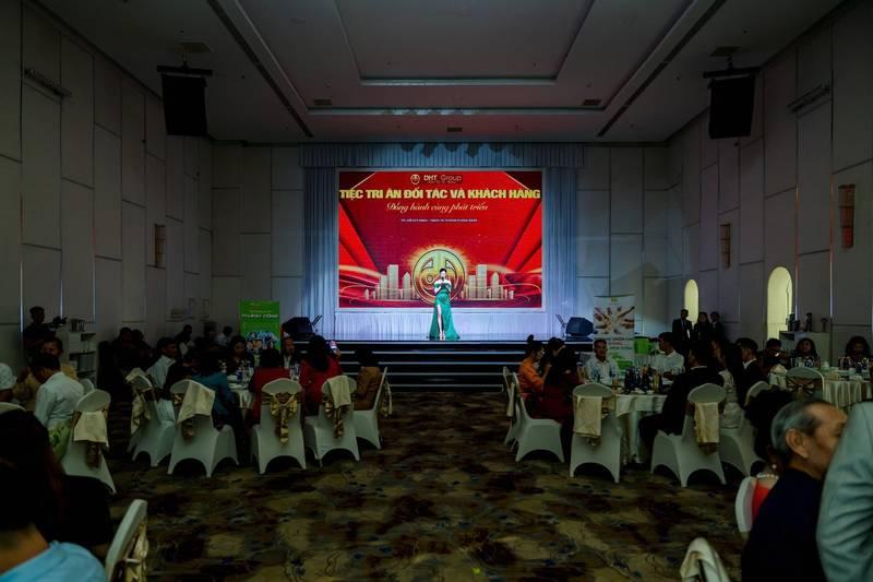 ALT: Thuê MC sự kiện chuyên nghiệp dẫn chương trình tại tiệc tri ân đối tác và khách hàng, báo giá mới nhất 2026.