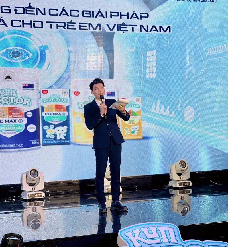 MC nam đang dẫn chương trình trên sân khấu sự kiện chuyên nghiệp, dịch vụ thuê MC sự kiện với báo giá mới nhất 2026.