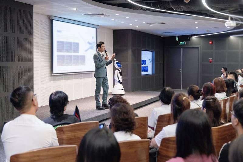 ALT: Thuê MC sự kiện chuyên nghiệp thuyết trình trước khán giả trong hội trường hiện đại - Báo giá mới nhất 2026.