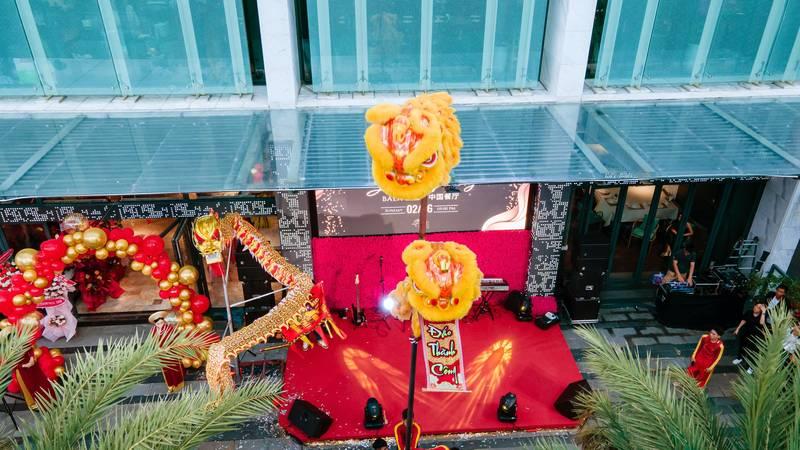 Thuê múa lân khai trương trọn gói giá rẻ HCM với màn múa lân vàng sôi động trên sân khấu ngoài trời.