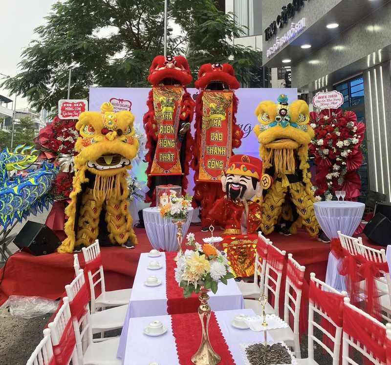 Thuê múa lân khai trương trọn gói giá rẻ HCM với biểu diễn múa lân sư rồng tại sự kiện.
