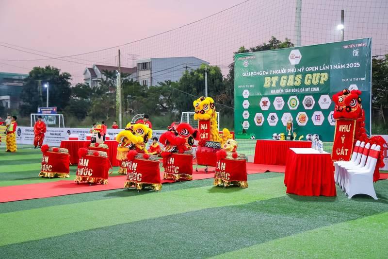 Thuê múa lân khai trương phục vụ sự kiện bóng đá ngoài trời với dịch vụ trọn gói giá rẻ HCM.