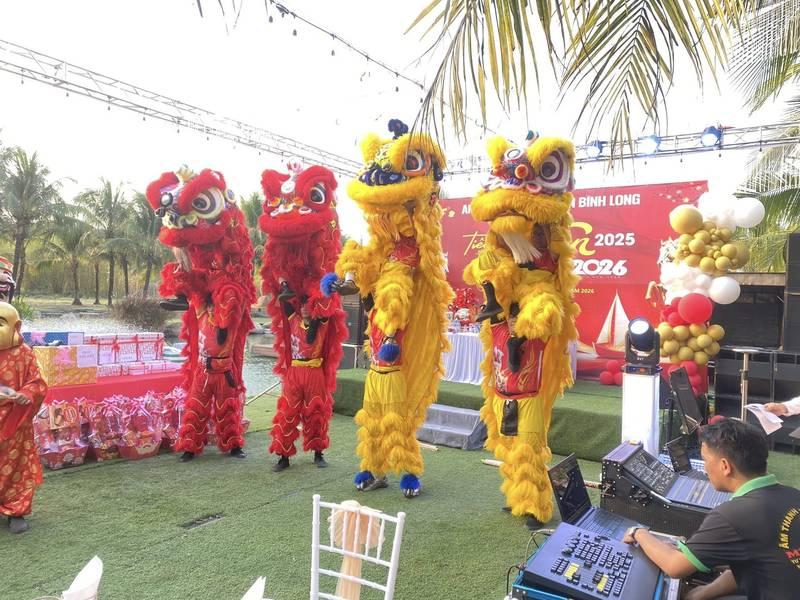 Thuê múa lân khai trương trọn gói giá rẻ HCM với đội múa múa lân rực rỡ tại sự kiện outdoor.