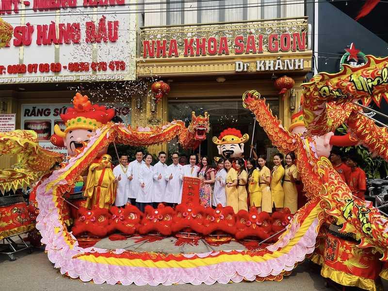 Thuê múa lân khai trương trọn gói giá rẻ HCM tại Nha Khoa Sài Gòn thu hút nhiều khách hàng.