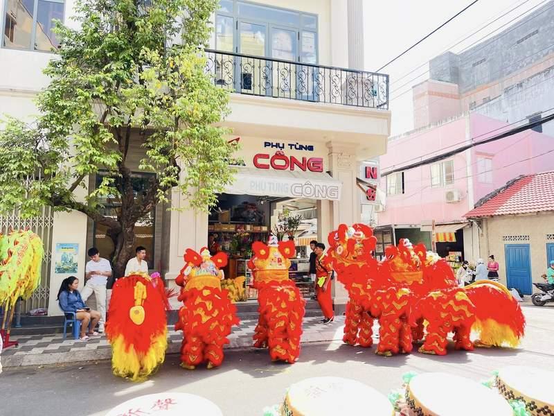 Thuê múa lân khai trương trọn gói giá rẻ HCM với đội múa lân sôi động trước cửa hàng phụ tùng.