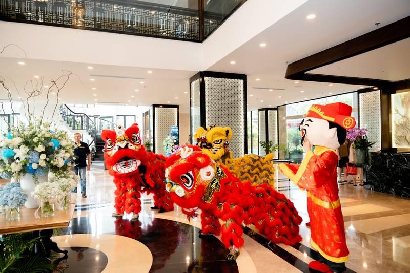 Thuê múa lân khai trương trọn gói giá rẻ HCM với đội múa lân sôi động trong không gian tiệc sang trọng.