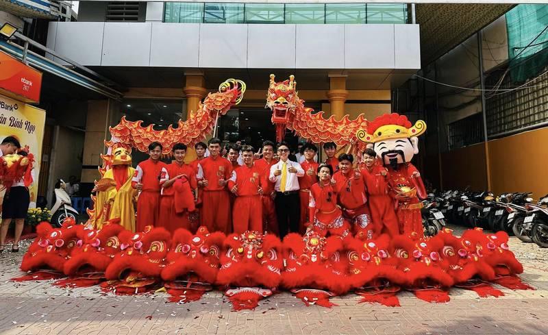 Đội múa lân chuyên nghiệp chụp hình tập thể sau buổi biểu diễn thuê múa lân khai trương dịch vụ trọn gói giá rẻ HCM.