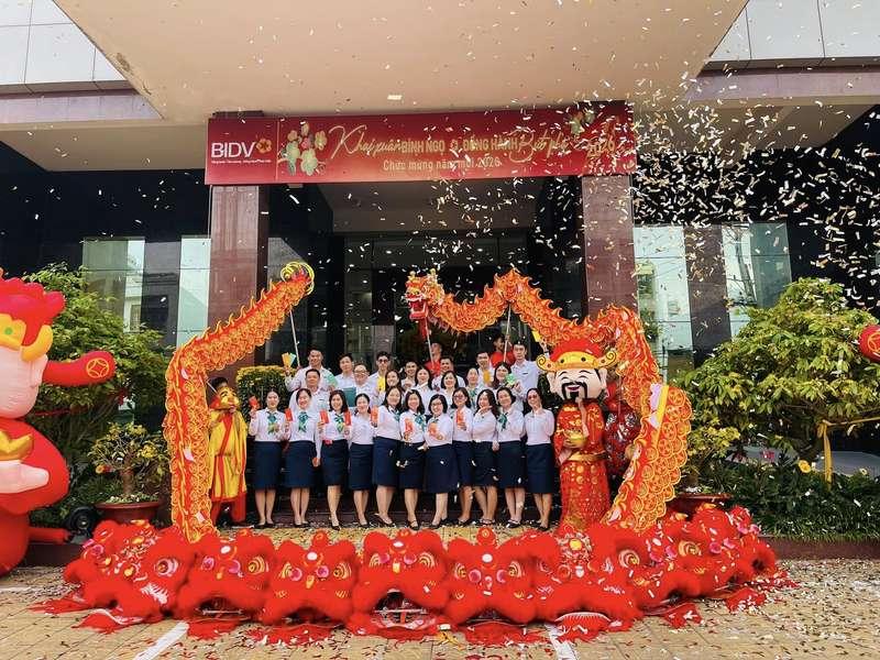 Ảnh đội múa lân biểu diễn trong lễ khai trương với dịch vụ thuê múa lân khai trương trọn gói giá rẻ HCM.