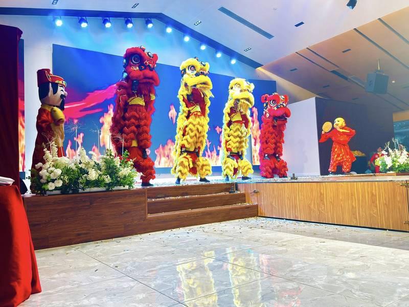 Thuê múa lân khai trương trọn gói giá rẻ HCM với đội múa lân chuyên nghiệp biểu diễn trên sân khấu.