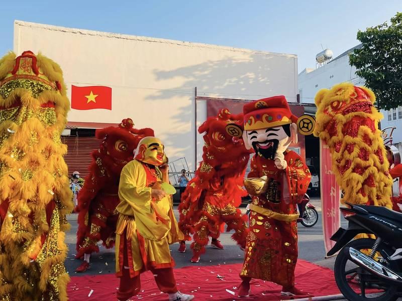 Thuê múa lân khai trương trọn gói giá rẻ HCM với đội lân và ông Địa biểu diễn sôi động.