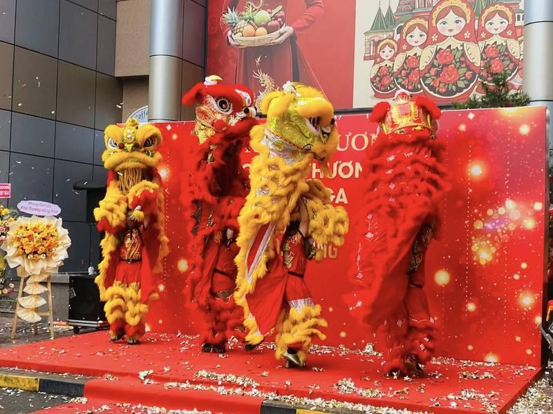 Thuê múa lân khai trương với dịch vụ trọn gói giá rẻ HCM biểu diễn sôi động trên sân khấu.