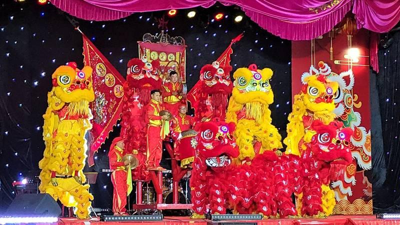 Thuê múa lân khai trương sôi động với đội múa lân vàng đỏ trọn gói giá rẻ tại HCM.