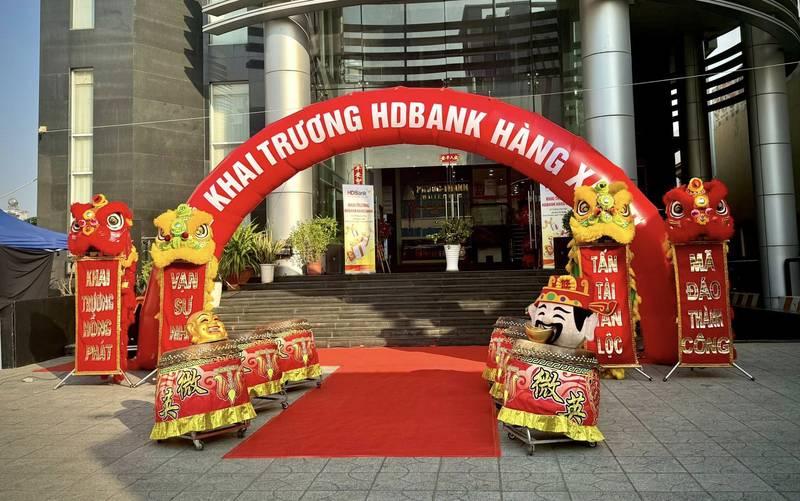 Hình ảnh dịch vụ thuê múa lân khai trương trọn gói giá rẻ HCM với sân khấu và trang trí đặc sắc tại sự kiện khai trương HDBank.