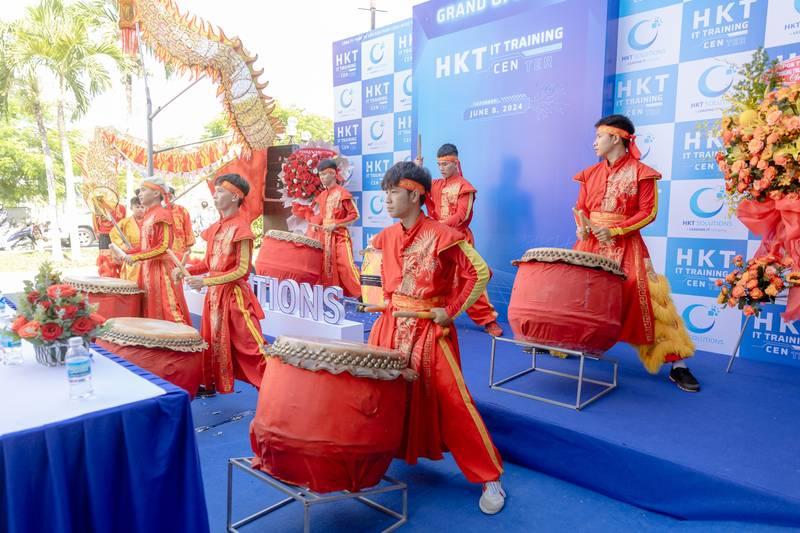 Đội trống biểu diễn trong dịch vụ thuê múa lân khai trương trọn gói, giá rẻ HCM.