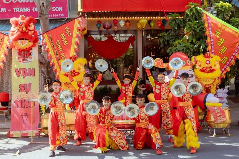 ALT ảnh: Đội múa lân biểu diễn với trống và cờ chúc mừng trong dịch vụ thuê múa lân khai trương trọn gói giá rẻ HCM.
