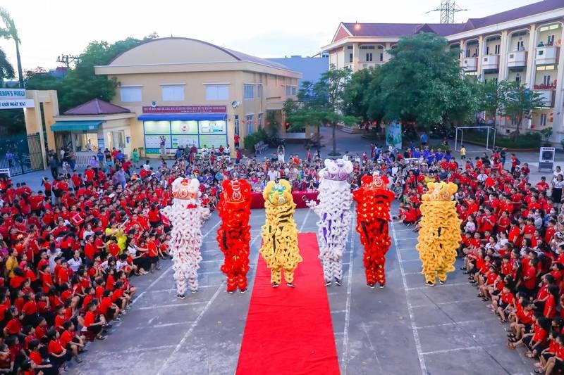 Thuê múa lân khai trương trọn gói giá rẻ HCM biểu diễn sôi động trong sân trường đông người.