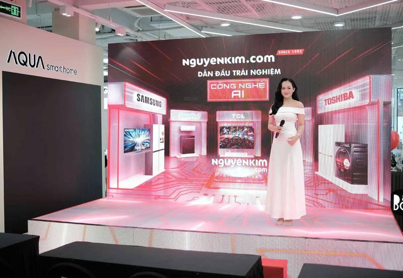 ALT ảnh: Người dẫn chương trình tại sự kiện công nghệ trên sân khấu lớn, biểu tượng các thương hiệu điện tử trong dịch vụ tổ chức activation trọn gói của agency activation uy tín.