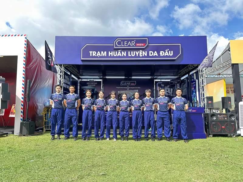 Đội ngũ nhân viên đang chuẩn bị tại gian trạm huấn luyện da đầu trong sự kiện tổ chức activation chuyên nghiệp, dịch vụ tổ chức activation trọn gói - agency activation uy tín.