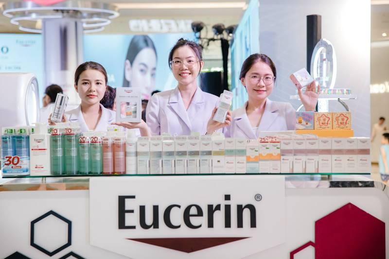 Ba nhân viên đang giới thiệu sản phẩm Eucerin trong sự kiện tổ chức activation chuyên nghiệp của dịch vụ tổ chức activation trọn gói - agency activation uy tín.