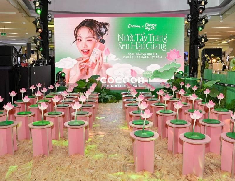 Sân khấu và khu vực ghế ngồi được bố trí sạch sẽ cho sự kiện tổ chức activation sản phẩm nước tẩy trang Sen Hậu Giang, dịch vụ tổ chức activation trọn gói uy tín.