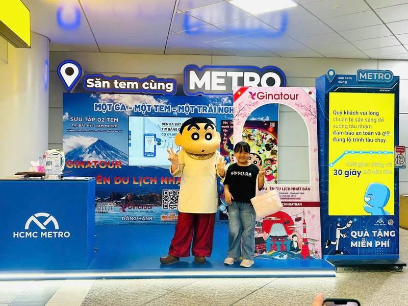 ALT: Nhân viên hóa trang cùng khách tham gia sự kiện tổ chức activation tại gian hàng dịch vụ tổ chức activation trọn gói - Agency activation uy tín.