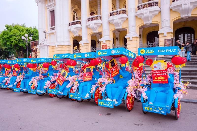Xe xích lô trang trí rực rỡ sự kiện Tết thể hiện dịch vụ tổ chức activation trọn gói của agency activation uy tín.