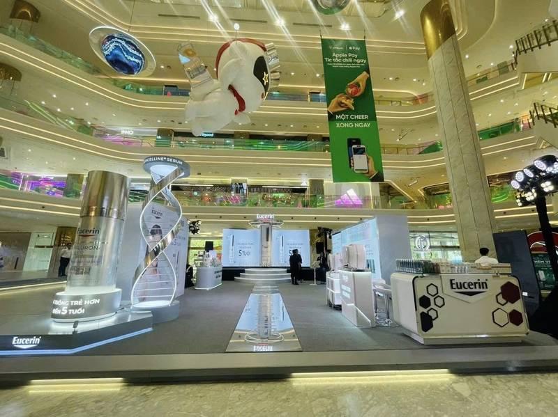 Tổ chức activation trọn gói chuyên nghiệp tại sự kiện quảng bá sản phẩm Eucerin trong trung tâm thương mại.