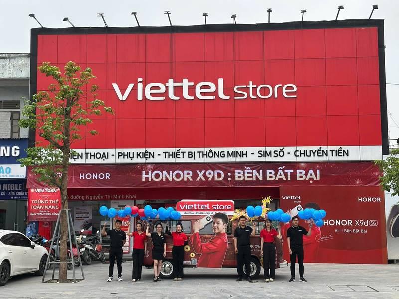 Nhân viên quảng bá tại cửa hàng Viettel Store trong sự kiện tổ chức activation chuyên nghiệp - dịch vụ tổ chức activation trọn gói, agency activation uy tín.