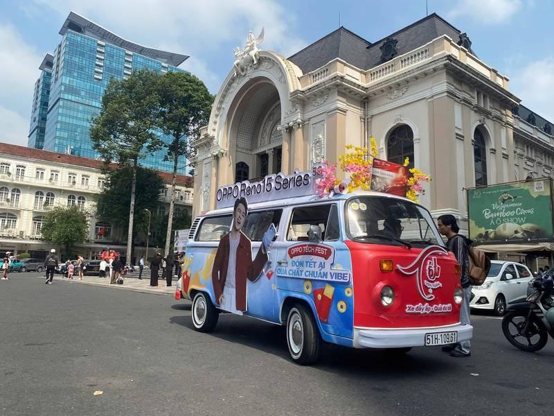 Xe sự kiện quảng bá OPPO với thiết kế nổi bật ngoài trời tại trung tâm thành phố, thể hiện dịch vụ tổ chức activation chuyên nghiệp và agency activation uy tín.