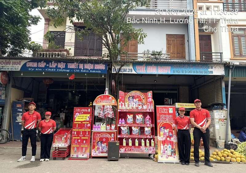 Nhóm nhân viên trong trang phục đỏ đang tổ chức activation trọn gói tại cửa hàng với dịch vụ agency activation uy tín.