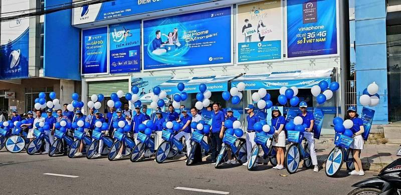 Tổ chức activation sự kiện Vinaphone với đội ngũ đồng phục xanh và xe đạp quảng bá chuyên nghiệp, dịch vụ tổ chức activation trọn gói - agency activation uy tín.