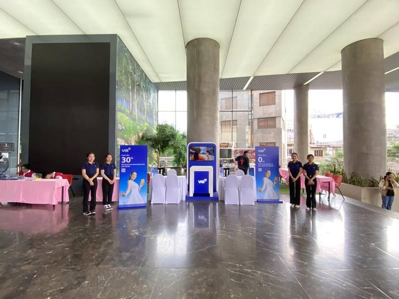 Ảnh minh họa dịch vụ tổ chức activation trọn gói với nhân viên chuẩn bị sự kiện tại không gian rộng của agency activation uy tín.