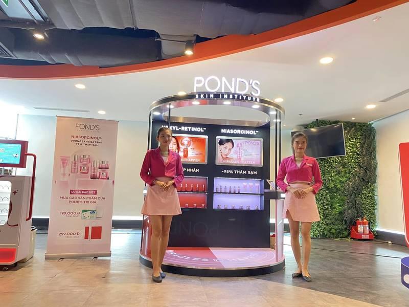Hình ảnh nhân viên sự kiện tại gian hàng Pond's đang tổ chức activation trong dịch vụ tổ chức activation trọn gói của agency activation uy tín.