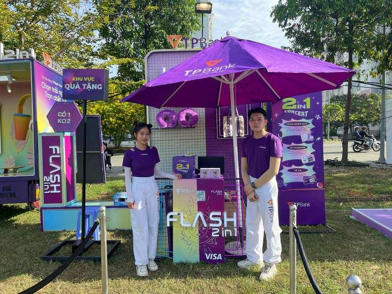 ALT cho ảnh: Nhân viên giới thiệu dịch vụ tổ chức activation trọn gói tại gian hàng TPBank, agency activation uy tín.