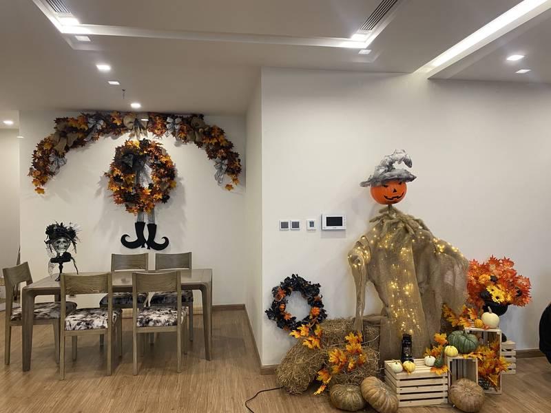 Trang trí phòng với phụ kiện ma quái và cắm hoa cho tổ chức sự kiện Halloween trọn gói HCM.