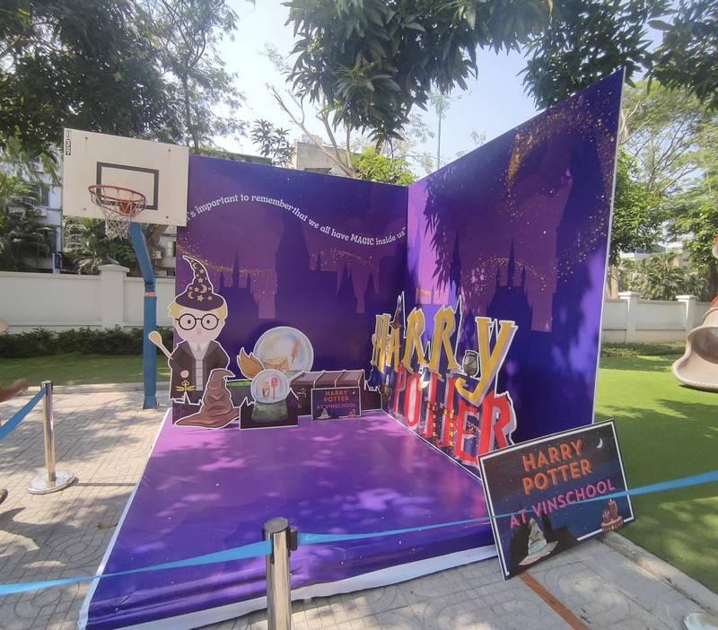 Backdrop sự kiện Harry Potter màu tím trang trí cho tổ chức sự kiện Halloween trọn gói HCM.