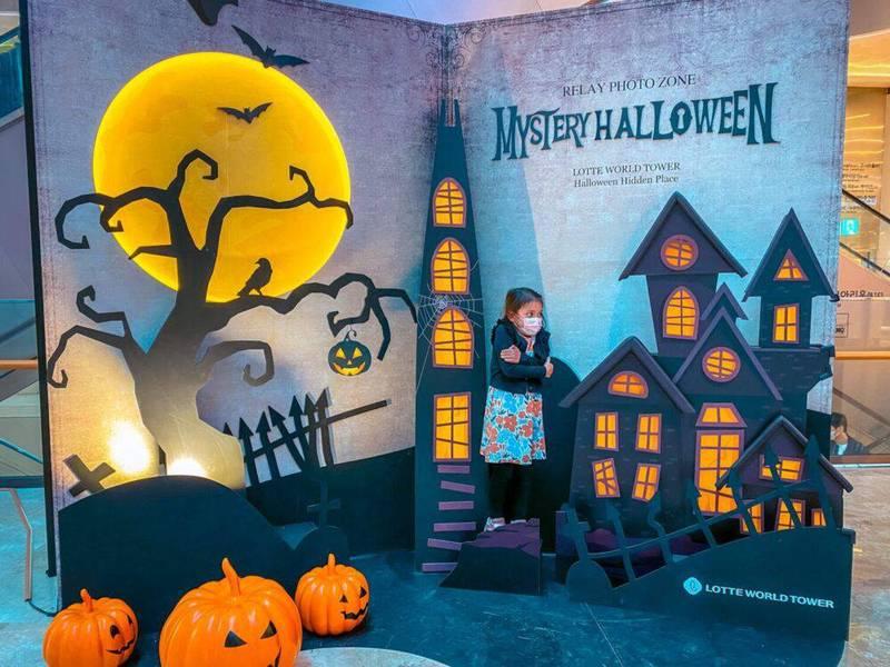 ALT: Không gian trang trí tổ chức sự kiện Halloween trọn gói HCM với hình ảnh cây khô, mặt trăng và bí ngô tại Lotte World Tower.