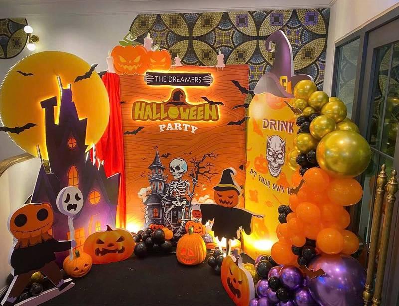 Trang trí tổ chức sự kiện Halloween trọn gói HCM với không gian ma quái và bóng bay màu sắc.