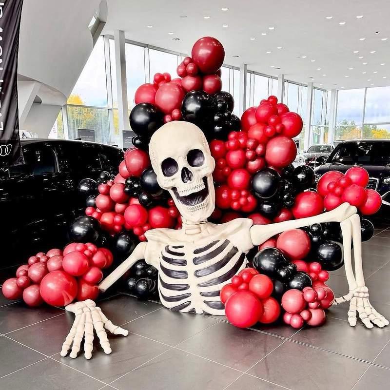 Mô hình bộ xương cùng bong bóng đỏ đen trang trí tổ chức sự kiện Halloween trọn gói HCM.
