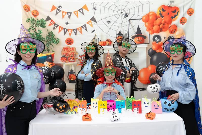 Ảnh nhóm người đang vui chơi trang trí tại sự kiện Halloween với các phụ kiện độc đáo trong tổ chức sự kiện Halloween trọn gói HCM.