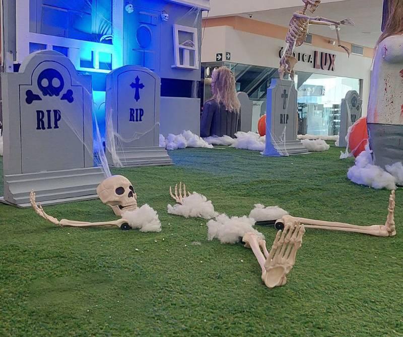 ALT: Mô hình bộ xương và bia mộ trang trí tổ chức sự kiện Halloween trọn gói HCM.