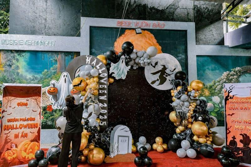 Ảnh trang trí bóng bay và phông nền ma quái phục vụ tổ chức sự kiện Halloween trọn gói HCM.