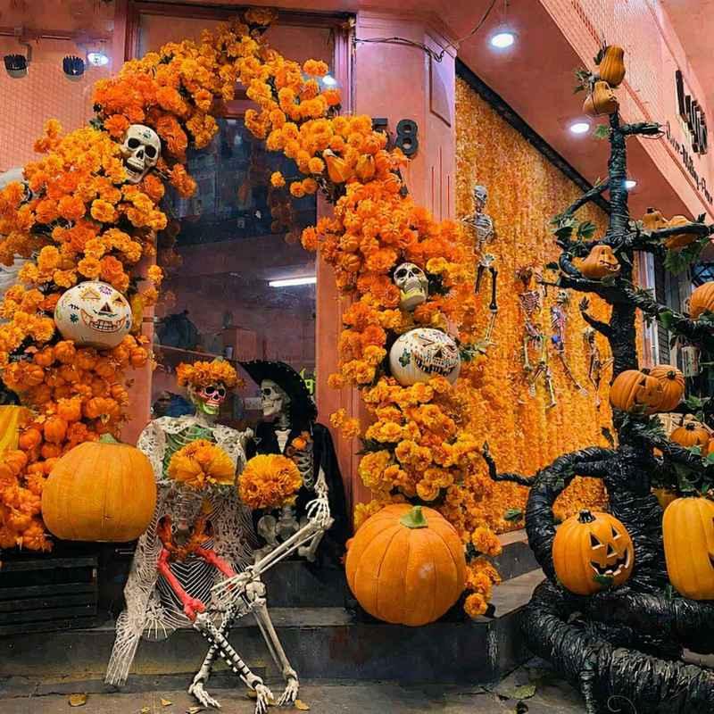 Trang trí ma quái với hoa cúc và bí ngô trong tổ chức sự kiện Halloween trọn gói HCM.