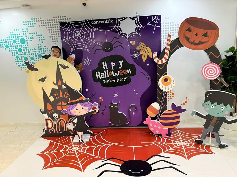 ALT: Không gian trang trí tổ chức sự kiện Halloween trọn gói HCM với mô hình ma quái và hình ảnh đáng yêu.