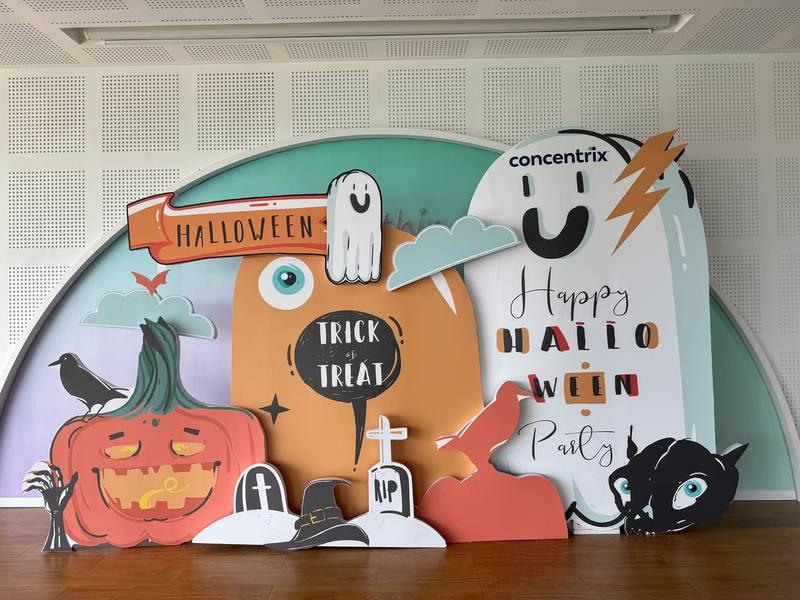Mô hình trang trí ma quái với bí ngô và ngôi mộ cho tổ chức sự kiện Halloween trọn gói HCM.
