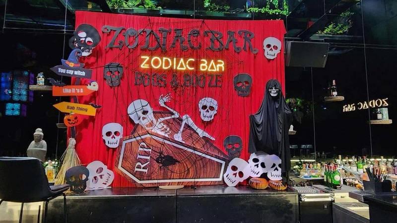 ALT: Không gian bar trang trí ma quái với chủ đề tổ chức sự kiện Halloween trọn gói HCM.