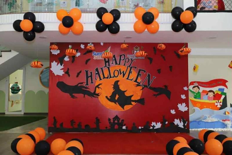 Ảnh trang trí với bóng bay cam đen và phông nền chủ đề phù thủy cho tổ chức sự kiện Halloween trọn gói HCM.