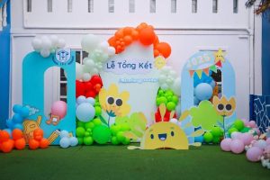 Trang trí bóng bay sự kiện sân khấu với backdrop trọn gói màu sắc tươi sáng cho lễ tổng kết.